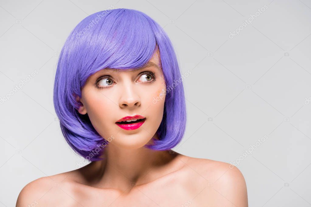 Голая девица на фиолетовом фоне.